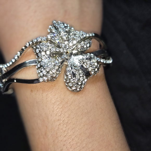 Elegant Silver Floral Bracelet - Picture 3 of 5